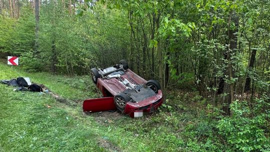 18-latek dachował alfą na ul. Wojska Polskiego w Mielcu