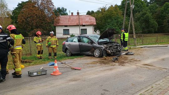 18-latek swoim samochodem skosił słup w Złotnikach