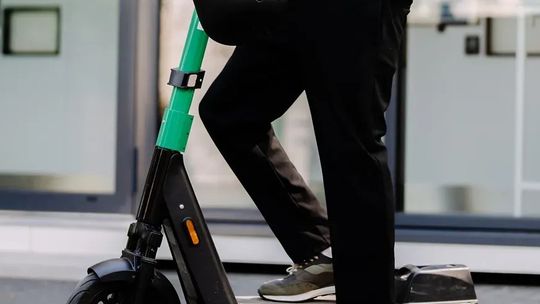 19-latek wrzucił do rzeki miejską hulajnogę elektryczną