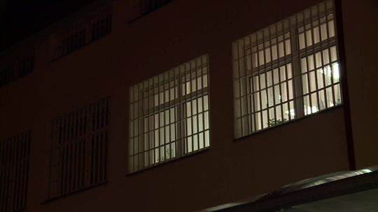 37-letni mężczyzna przebywający w areszcie tymczasowym w Rzeszowie zaatakował nożyczkami psycholożkę. Kobieta zmarła