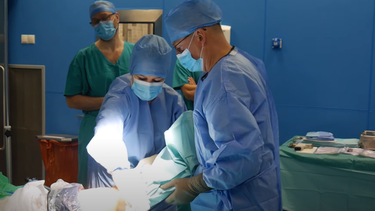 Oddział Ortopedyczny Szpitala Specjalistycznego w Mielcu znów przeciera szlaki! Jako pierwszy w naszym regionie zastosował spersonalizowaną endoprotezę stawu kolanowego.