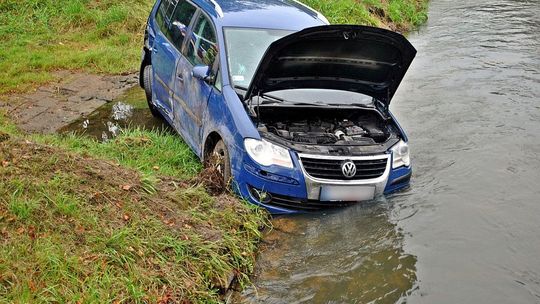 Volkswagen tiguan wjechał do kanału z wodą