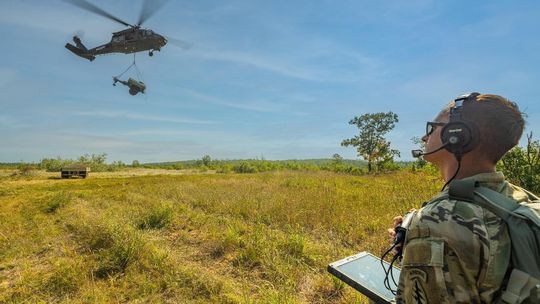 Amerykański żołnierz jako pierwszy zaplanował i przeprowadził autonomiczne misje Black Hawk z wykorzystaniem technologii MATRIX™ podczas ćwiczeń Northern Strike 25-2 Amerykański żołnierz jako pierwszy zaplanował i przeprowadził autonomiczne misje Black Hawk z wykorzystaniem technologii MATRIX™ podczas ćwiczeń Northern Strike 25-2