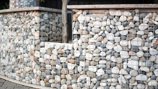 Bloczki ogrodzeniowe łupane: Stwórz niepowtarzalne ogrodzenie o naturalnym wyglądzie
