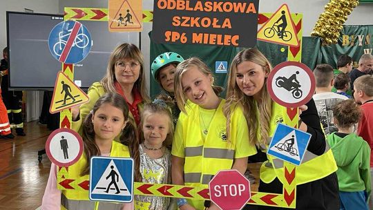 „Błyszcz w ciemności” – odblaskowy pokaz mody w SP 6 w Mielcu