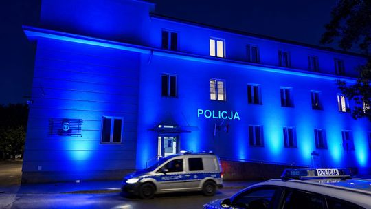 Budynek mieleckiej Komendy został podświetlony na kolor niebieski Budynek mieleckiej Komendy został podświetlony na kolor niebieski