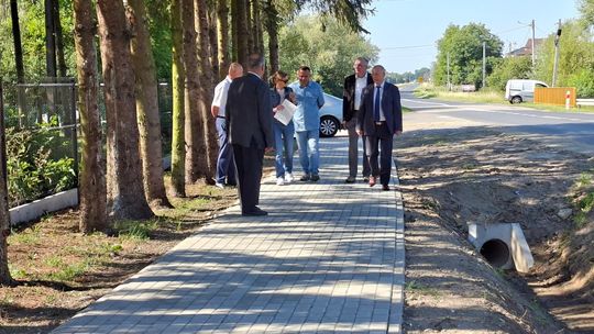 Chodnik w Glinach Wielkich, przy drodze  Szczucin-Jaślany już jest