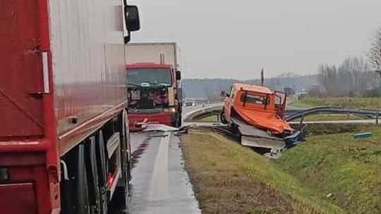 Ciężarówka zderzyła się czołowo z samochodem dostawczym