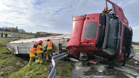 Cysterna przewróciła się na autostradzie A4 pod Tarnowem, utrudnienia w kierunku Rzeszowa