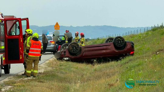 Dachowanie BMW na autostradzie A4 pod Dębicą