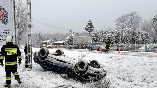 Dachowanie samochodu osobowego w Jamnicy na Podkarpaciu. Jedna osoba trafiła do szpitala