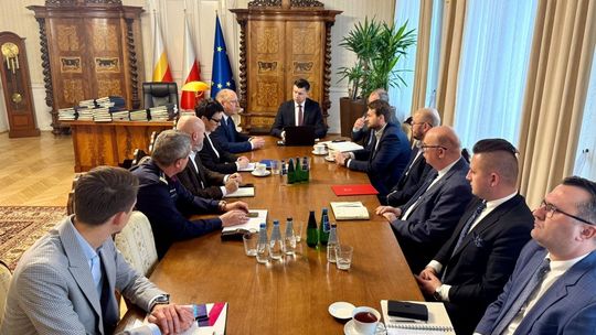 Dbają o bezpieczeństwo na małopolskich torach. Rząd wprowadził 3. stopień alarmowy "CHARLIE" Dbają o bezpieczeństwo na małopolskich torach. Rząd wprowadził 3. stopień alarmowy "CHARLIE"