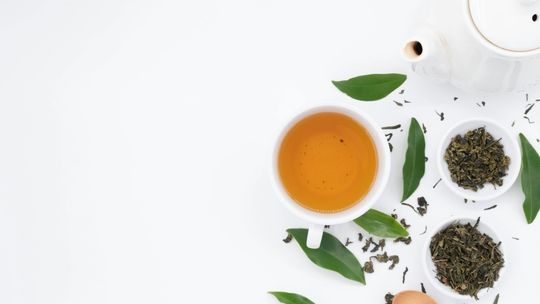 Dlaczego dobra herbata smakowa nie smakuje sztucznie? Po czym poznać lepszą mieszankę
