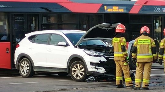 UWAGA ! Droga zablokowana. Zderzenie dwóch pojazdów osobowych UWAGA ! Droga zablokowana. Zderzenie dwóch pojazdów osobowych