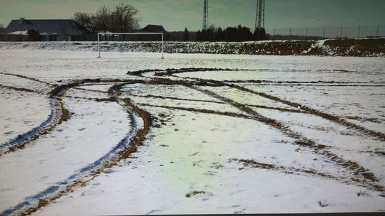 Dwaj mieszkańcy gminy Niwiska odpowiedzą za zniszczenie boiska