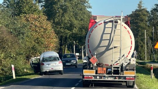 Dwie osoby poszkodowane w wypadku w Partyni. Zderzyły się cztery samochody