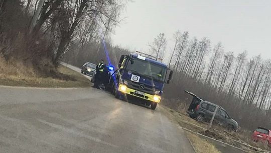 Dwie pijane osoby zatrzymane w Książnicach. Samochód wpadł do rowu