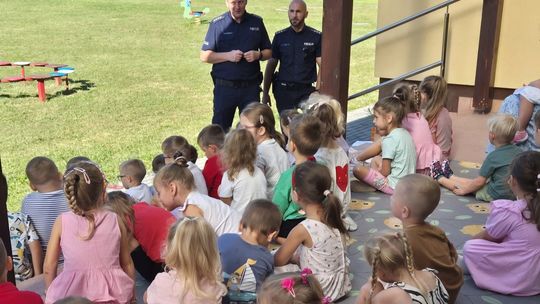 Dzielnicowi z wizytą w Samorządowym Przedszkolu w Rzemieniu