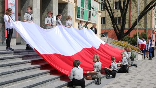 Dzień Flagi pod mieleckim Domem Kultury [ZDJĘCIA]