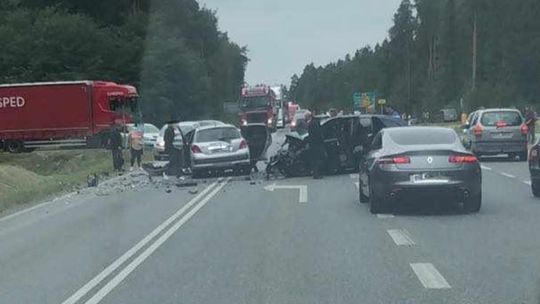 Groźne zdarzenie trzech samochodów osobowych w Mielcu. Są ranni!