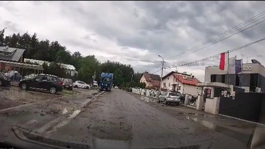 Intensywne opady, spadające gałęzie spowodowały blokady na drodze w obszarze Ławnica- VIDEO