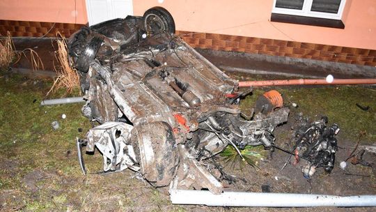 Jechał 200km/h i dachował. Grozi mu 5 lat Jechał 200km/h i dachował. Grozi mu 5 lat