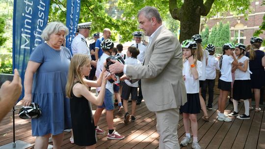 Kask dla młodego rowerzysty. Wiceminister Bukowiec zainaugurował akcję w Bochni i Krakowie