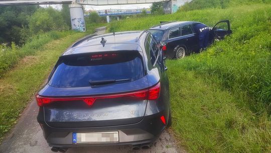 Kierowca Audi uciekał, a pasażer wyrzucał przez szybę narkotyki
