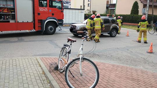 Mielec. Kierująca rowerem wjechała na przejście dla pieszych i zderzyła się z samochodem