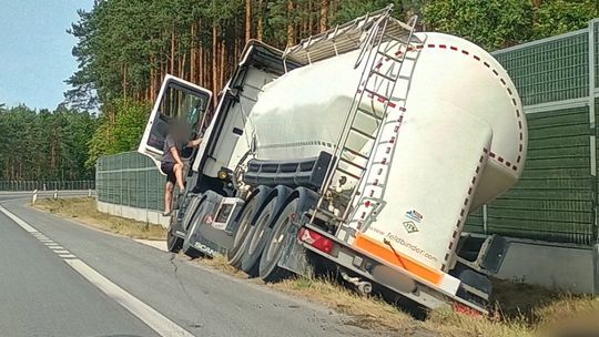 Kierujący samochodem ciężarowym zjechał do rowu. Utrudniania na obwodnicy Mielca