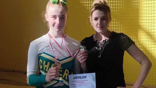Kinga Gałat, uczennica Szkoły Podstawowej w Podborzu, zajęła drugie miejsce w Mistrzostwach Polski Mażoretek.