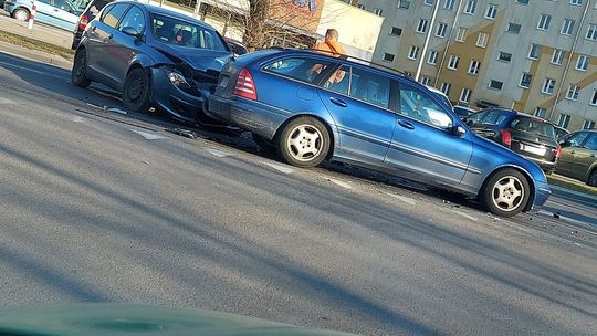 Kolizja na ul. Jagiellończyka w Mielcu. Na miejscu działają służby. Możliwe utrudnienia w ruchu