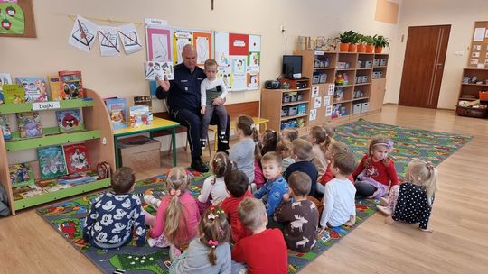 Komendant Powiatowy Policji w Mielcu czyta dzieciom bajki w ramach akcji „Cała Polska Czyta Dzieciom”