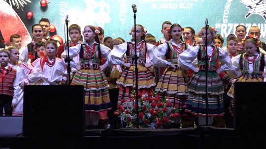 Koncert Zespołu Pieśni i Tańca Rzeszowiacy na hali MOSiR w Mielcu