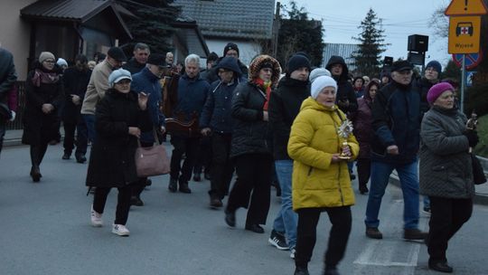 "Króla wznoszą się znamiona". Droga krzyżowa ulicami Przecławia "Króla wznoszą się znamiona". Droga krzyżowa ulicami Przecławia