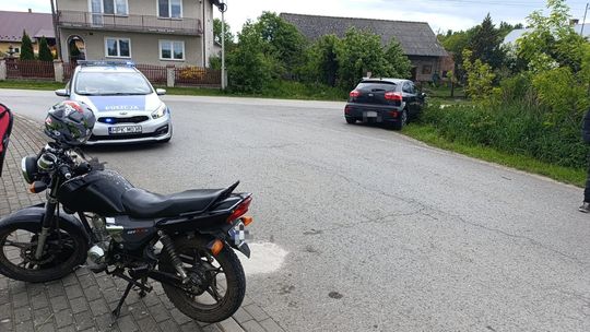 Łysakówek. Zderzenie motocykla z osobówką. Kierująca kia w szpitalu Łysakówek. Zderzenie motocykla z osobówką. Kierująca kia w szpitalu
