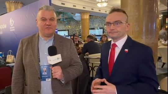 Marek Woch, lider Bezpartyjni i Samorządowcy o programie SAFE i dwukadencyjności samorządów podczas Europejskiego Kongresu Samorządów w Mikołajkach Marek Woch, lider Bezpartyjni i Samorządowcy o programie SAFE i dwukadencyjności samorządów podczas Europejskiego Kongresu Samorządów w Mikołajkach