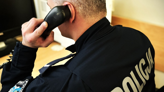 Mężczyzna miał zrzucić kobietę z 14 piętra. Zgłaszający za żart odpowie przed sądem Mężczyzna miał zrzucić kobietę z 14 piętra. Zgłaszający za żart odpowie przed sądem