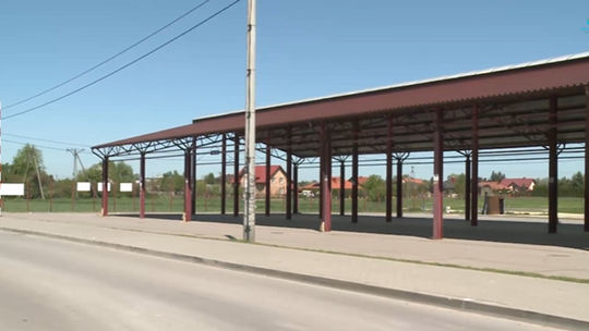 Mężczyzna na targu w Szczucinie zgubił samochód. Pomogli policjanci z lokalnego komisariatu Mężczyzna na targu w Szczucinie zgubił samochód. Pomogli policjanci z lokalnego komisariatu