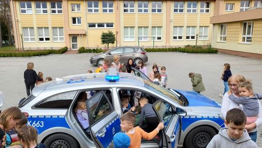 MIELEC. POLICJANTKI SPOTKAŁY SIĘ Z MAŁYMI GOŚĆMI Z UKRAINY