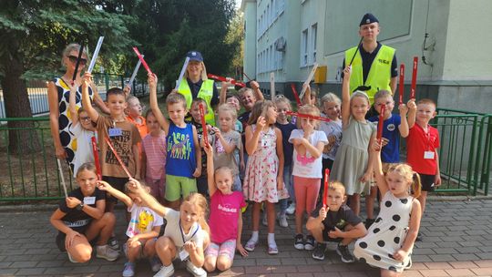 Mieleccy policjanci dbają o bezpieczeństwo dzieci w drodze do szkoły