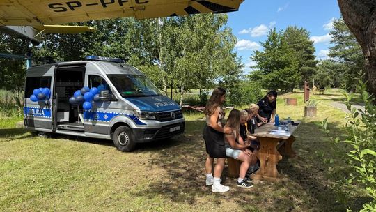 Mieleccy policjanci promują akcję informacyjno-edukacyjną „Kręci mnie bezpieczeństwo w lecie”