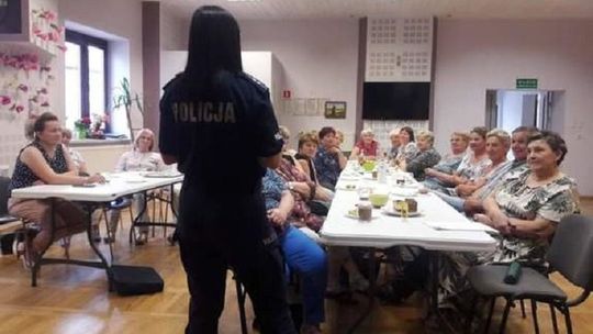 Mieleccy policjanci zapraszają seniorów z Przecławia na debatę