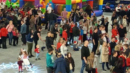 Mikołajkowe zabawy na hali widowiskowo- sportowej w Mielcu