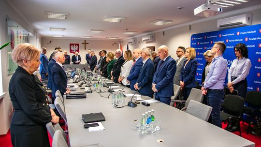 Minuta ciszy początkiem obrad XXVI Sesji Rady Powiatu Mieleckiego Minuta ciszy początkiem obrad XXVI Sesji Rady Powiatu Mieleckiego