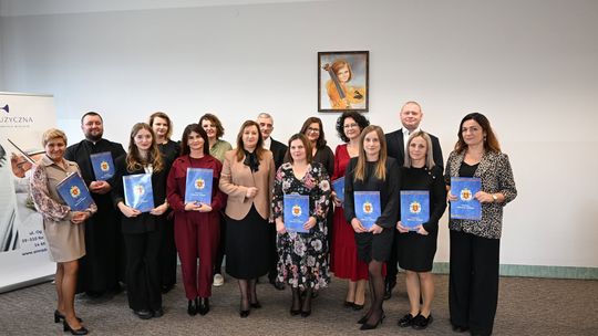 Nagrody Burmistrza i akty awansu na stopień nauczyciela mianowanego przekazane