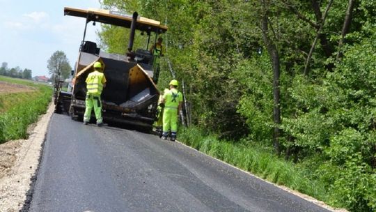 Nakładki asfaltowe w Gminie Radomyśl Wielki za ponad 1,5 mln zł.