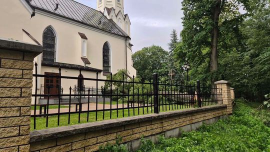 Nawałnica w Przecławiu uderzyła w teren kościelny i  spowodowała duże straty