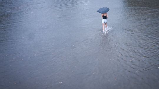 Nawałnice uderzyły w Podkarpacie. Ponad 150 interwencji strażaków, zalane szpitale i teatr, drzewa runęły na samochody.