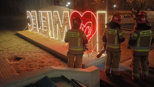 Neon świetlny "I love Mielec" zapalił się na Górce Cyranowskiej. Interweniowali strażacy